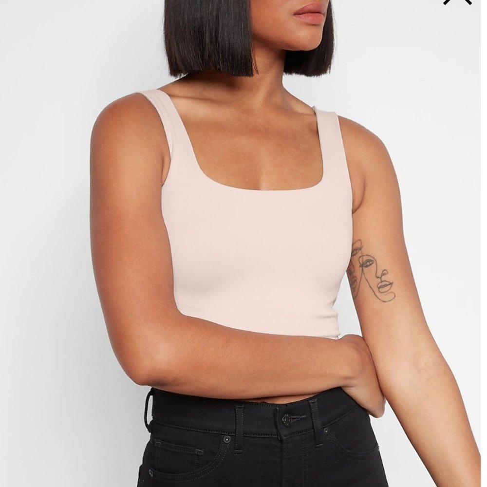 Express cropped body contour tank pink
